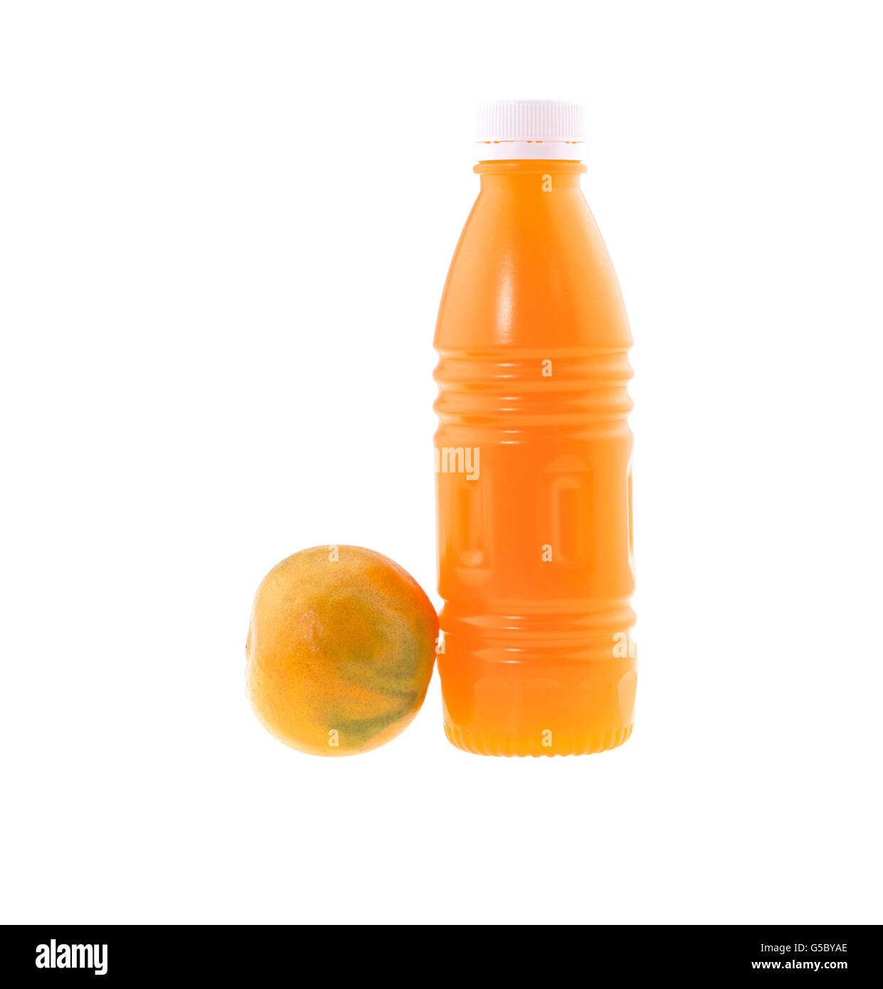 Bottiglia di succo di arancio mandarino isolati su sfondo bianco. Foto Stock