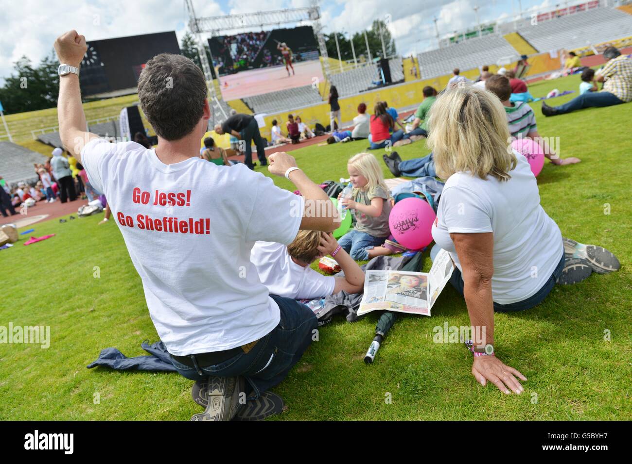 I fan guardano Jessica Ennis della Gran Bretagna nell'evento Long Jump dell'Heptathlon durante l'ottavo giorno dei Giochi Olimpici di Londra, su uno schermo al Don Valley Stadium di Sheffield, nello Yorkshire meridionale. Foto Stock