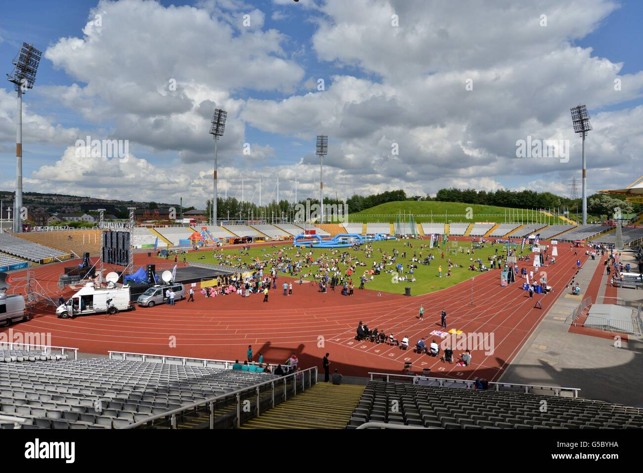 I fan guardano Jessica Ennis della Gran Bretagna nell'evento Long Jump dell'Heptathlon durante l'ottavo giorno dei Giochi Olimpici di Londra, su uno schermo al Don Valley Stadium di Sheffield, nello Yorkshire meridionale. Foto Stock