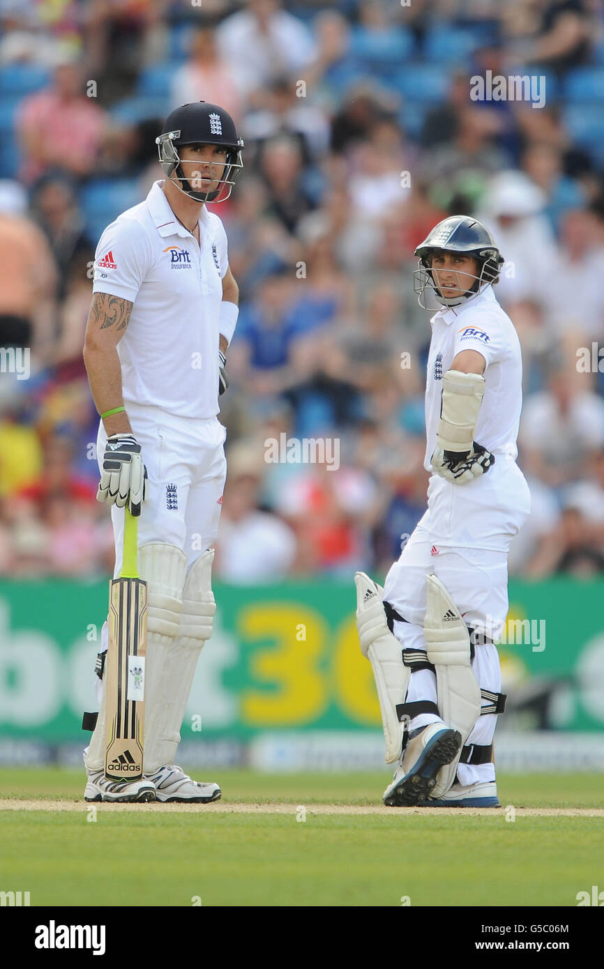 Cricket - 2012 Investec Test Series - secondo Test - Inghilterra / Sud Africa - terzo giorno - Headingley. Inglese Kevin Pietersen e James Taylor (a destra) Foto Stock
