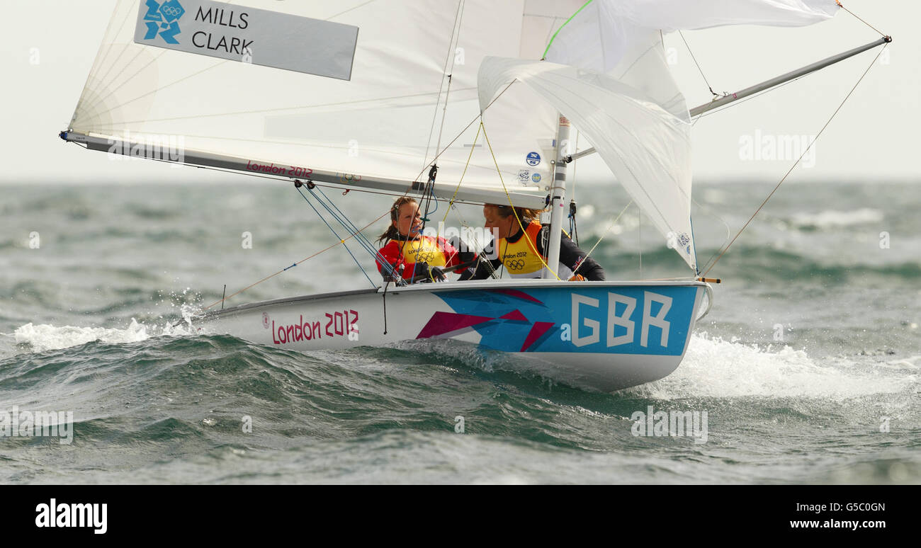 Giochi Olimpici di Londra - 8° giorno. Hannah Mills della Gran Bretagna e Saskia Clark corrono a valle nella gara di flotta Women's 470 alle Olimpiadi di Weymouth Bay oggi. Foto Stock