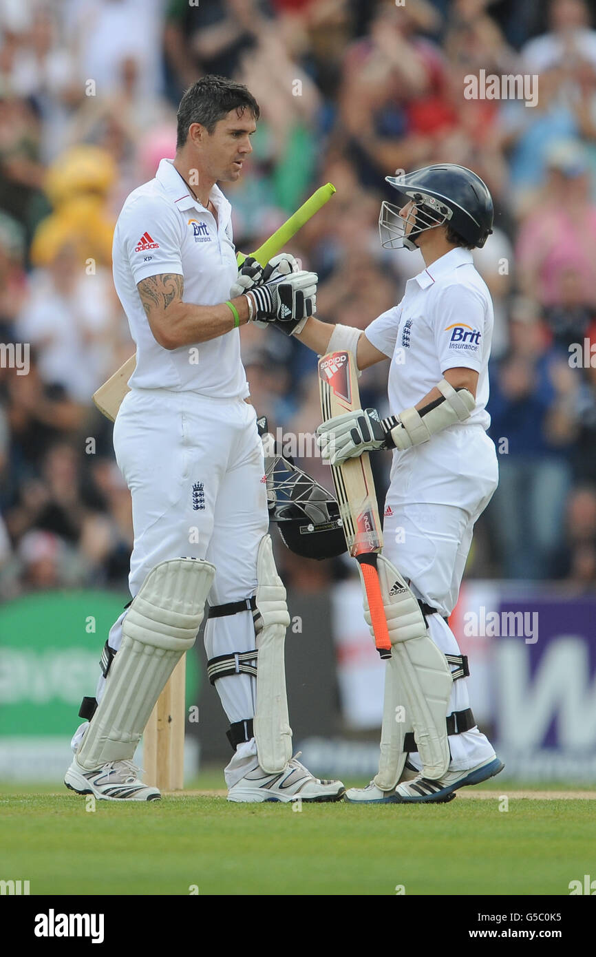 Cricket - 2012 Investec Test Series - seconda prova - Inghilterra / Sud Africa - Day Three - Headingley. Kevin Pietersen in Inghilterra celebra il suo 100 con James Taylor Foto Stock