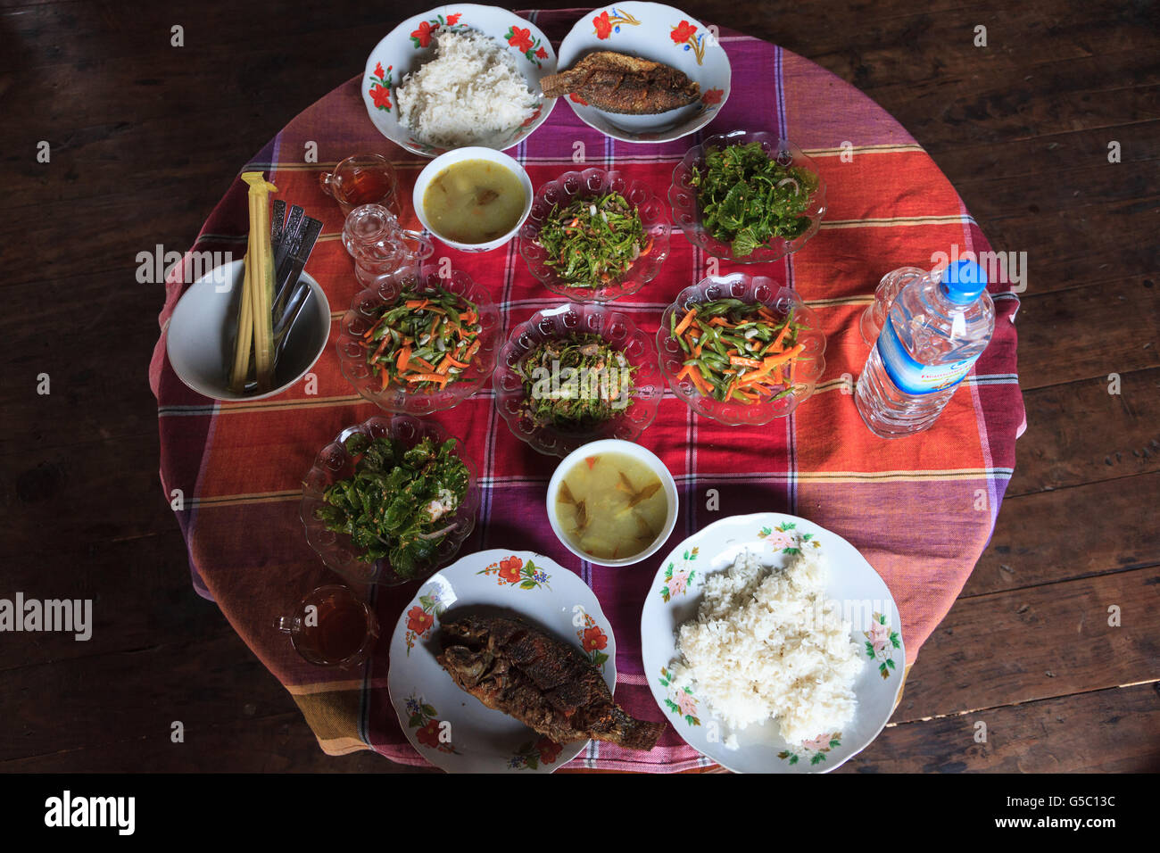 Home pasto cucinato utilizzando ingredienti locali, Lago Inle, Myanmar Foto Stock