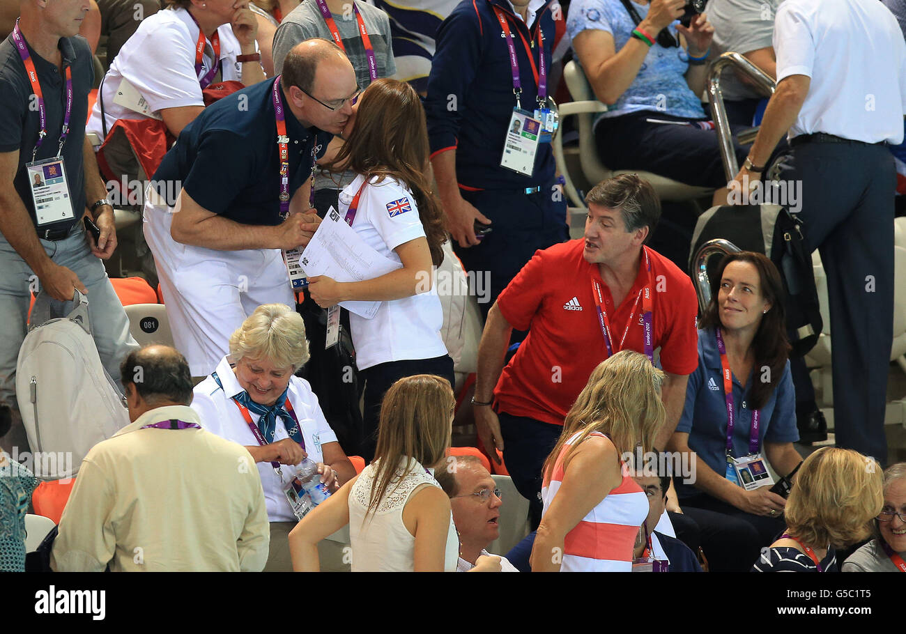 Duchessa di Cambridge riceve un bacio accogliente dal principe Alberto di Monaco durante le squadre di nuoto Symchronised al centro Aquatics, Londra. Foto Stock