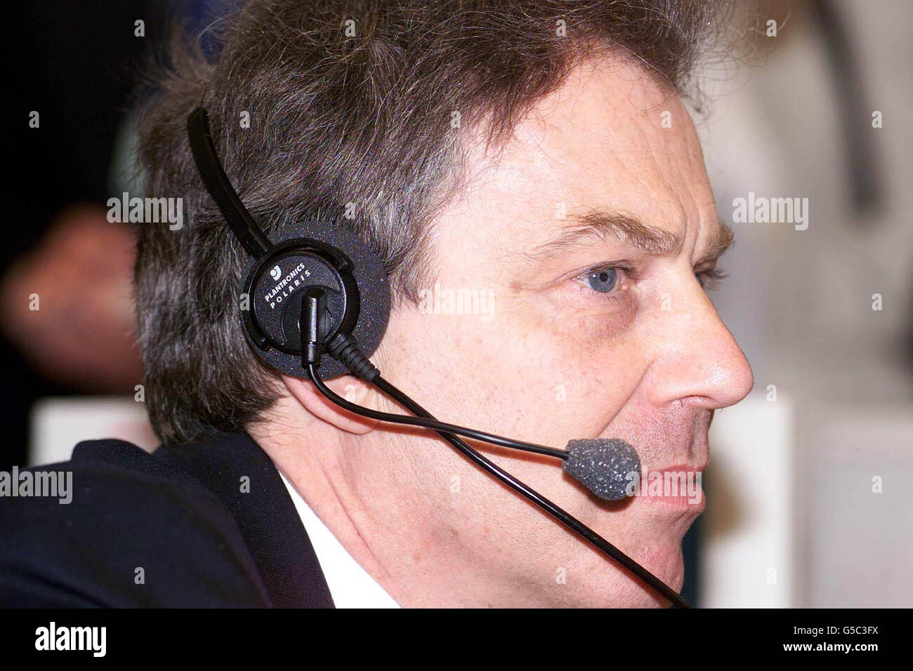 Il primo ministro britannico Tony Blair ascolta le chiamate all'NHS Direct South West London presso l'ospedale Mayday di Croydon, a sud di Londra, durante la sua visita all'ospedale, mentre si trova sulla pista della campagna elettorale generale. Foto Stock