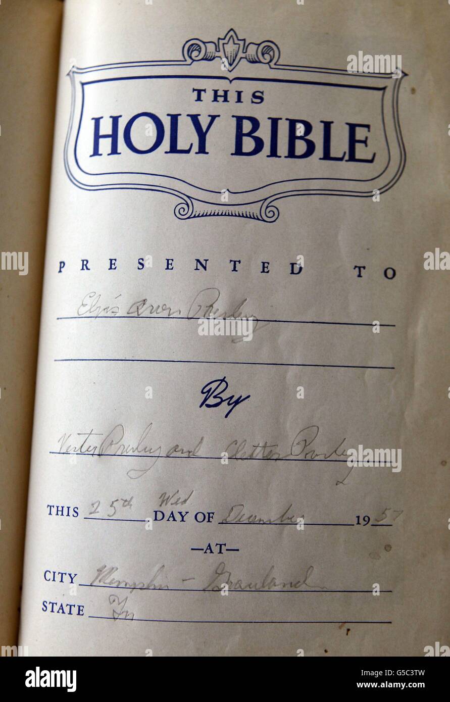 Asta della Bibbia di Elviss. Una prima pagina di una bibbia del Cinquecento che apparteneva a Elvis Presley, presso le aste Omega di Stockport. Foto Stock