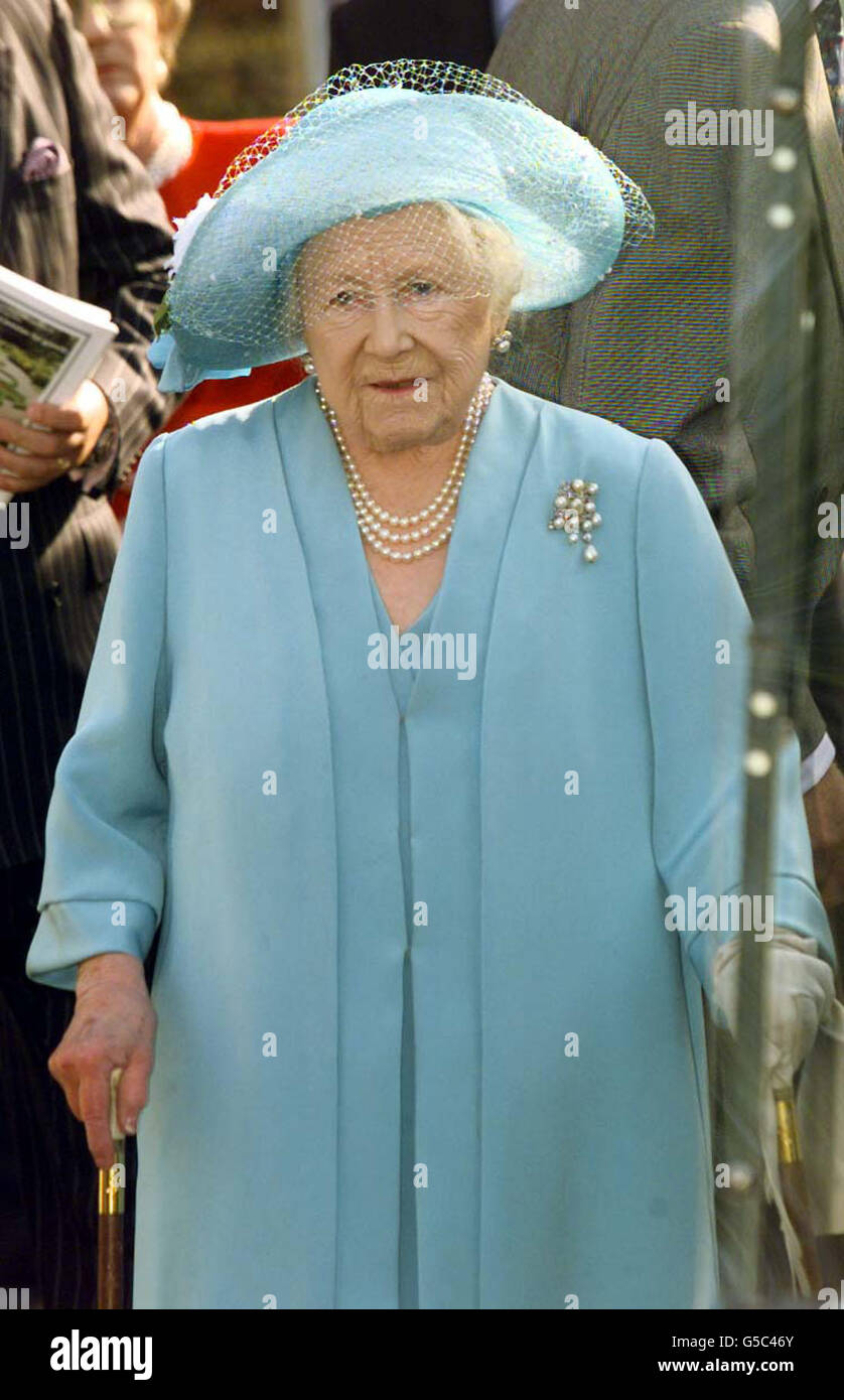 La Regina Madre nei terreni del Royal Chelsea Hospital al Chelsea Flower Show, che ha girato nel suo marchio Queen Mum Mobile, un golf cart dipinto nei suoi colori blu e oro caramelle-striscia racing. *...Charles accompagnò sua nonna e mostrò con orgoglio ai visitatori la sua creazione di giardini. Foto Stock