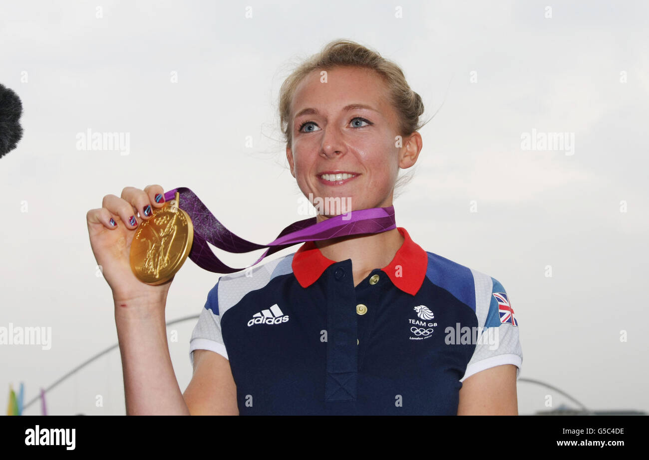 La medaglia d'oro olimpica Kat Copeland alle celebrazioni di ritorno a casa al Tees Valley Rowing Club a Teesside. Foto Stock