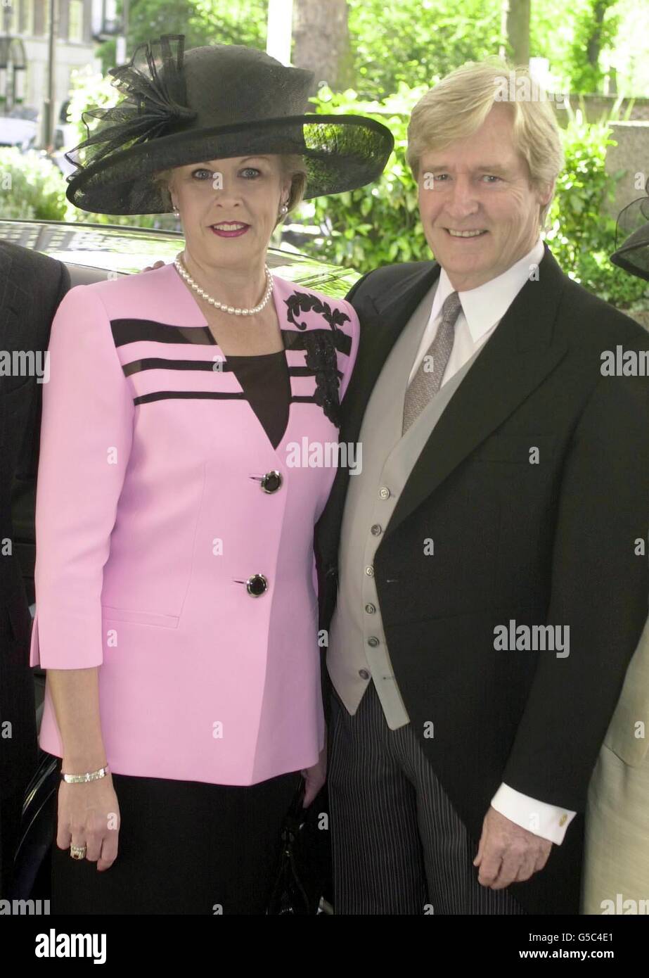 L'attore di Coronation Street William Roache, che gioca a Ken Balow nel sapone a lunga corsa, con sua moglie Sara mentre lasciano il loro hotel di Londra per Buckingham Palace, per essere premiato il suo MBE. Foto Stock