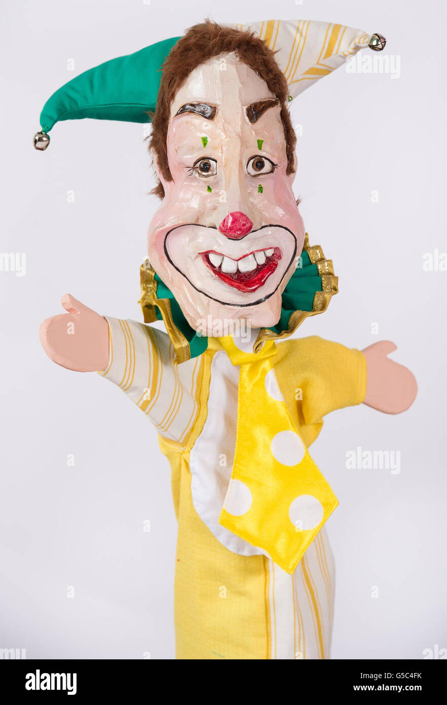 Il Nick Clegg come 'Cleggy The Clown' pupazzo, che sarà protagonista in uno spettacolo modernizzato Punch and Judy dal canale comico GOLD, che si esibirà nel Regno Unito questo agosto. Foto Stock