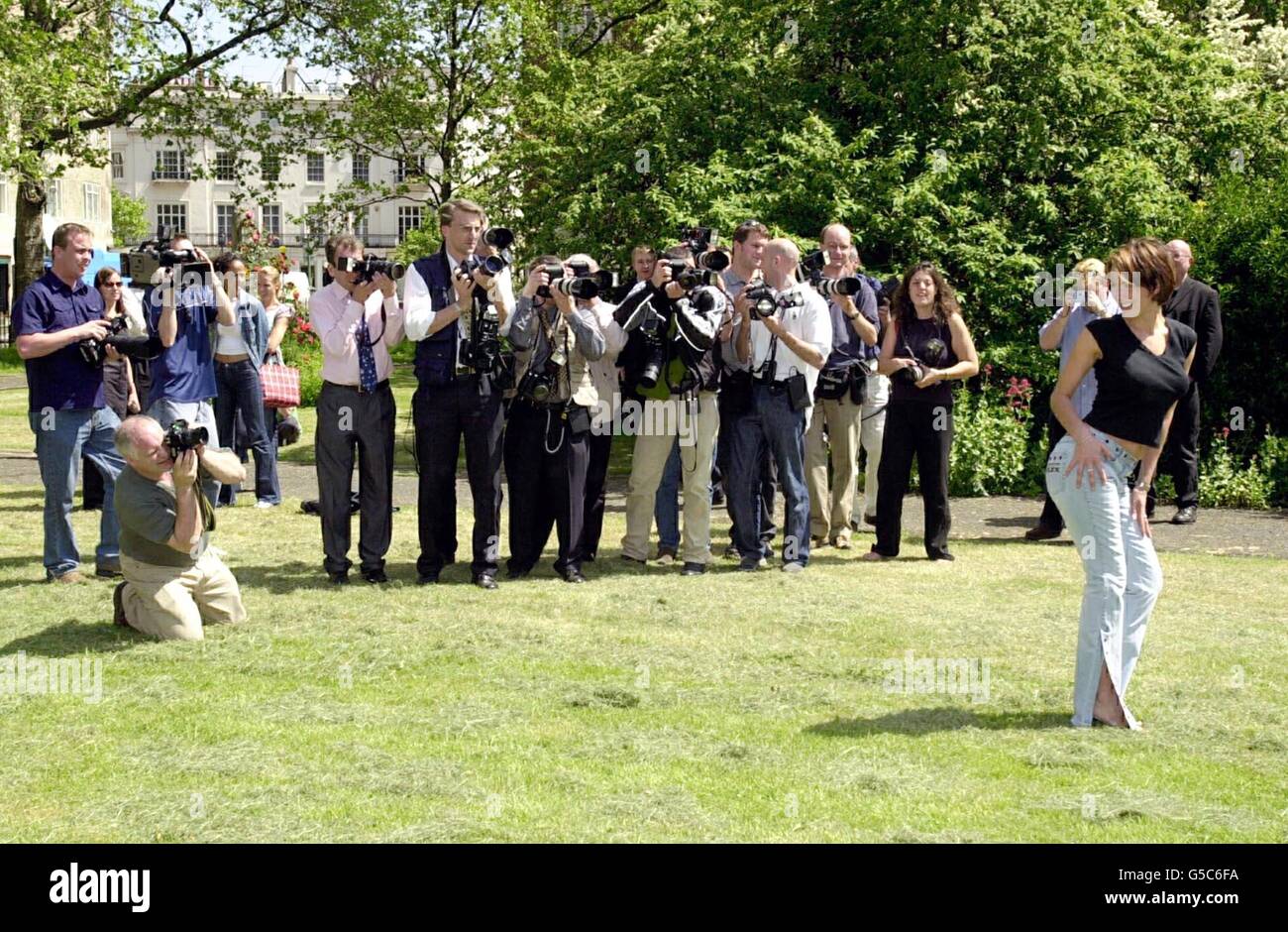 L'attrice di Brookside Claire Sweeney è circondata dai mezzi di comunicazione nei terreni dell'Hyatt Carlton Hotel nel centro di Londra, dove è stata nominata posteriore dell'anno. Il titolo annuale, giunto al diciannovesimo anno, è stato annunciato in coincidenza con la National Bottom Week. Foto Stock