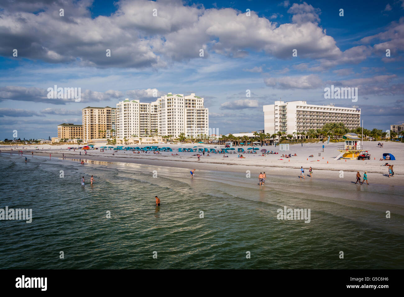 Vista degli alberghi sulla spiaggia e la spiaggia dal molo di pesca in Clearwater Beach, Florida. Foto Stock