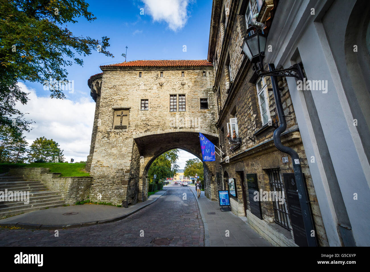 Storiche mura della città e gli edifici nella città vecchia di Tallinn, Estonia. Foto Stock