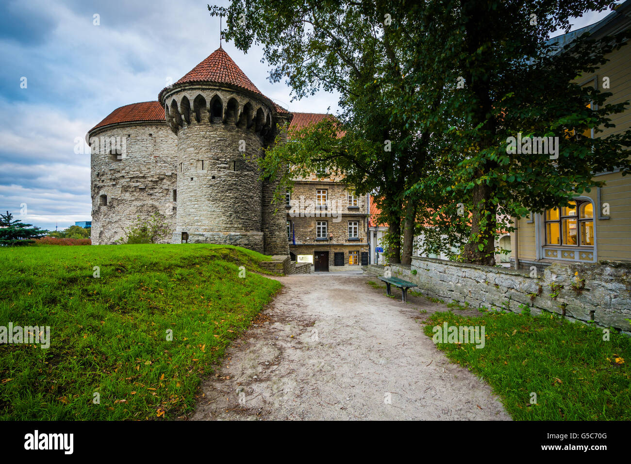 Storiche mura della città e gli edifici nella città vecchia di Tallinn, Estonia. Foto Stock