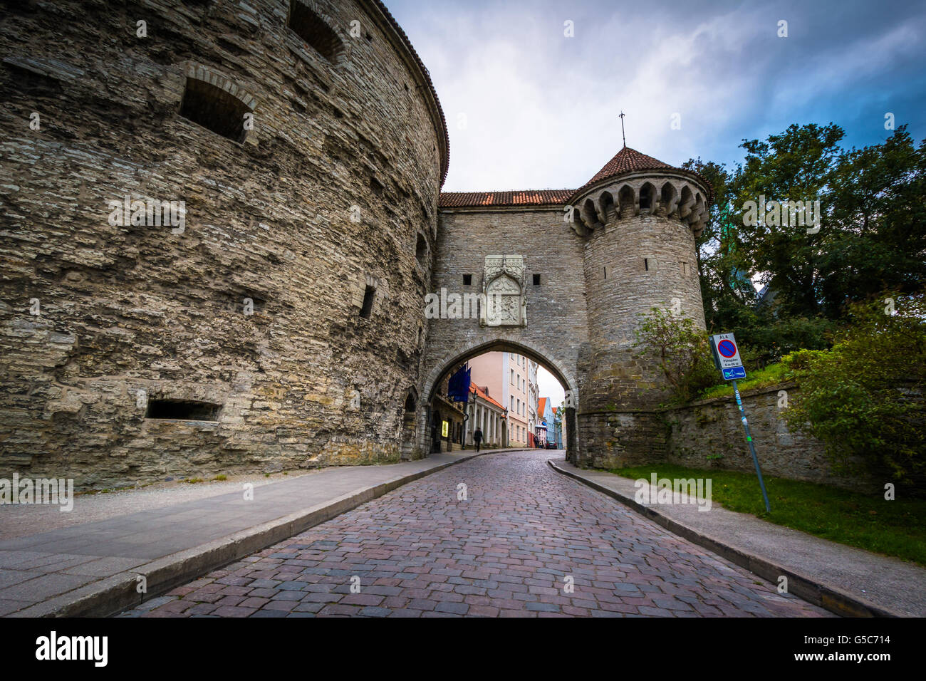 Storiche mura della città nella città vecchia di Tallinn, Estonia. Foto Stock