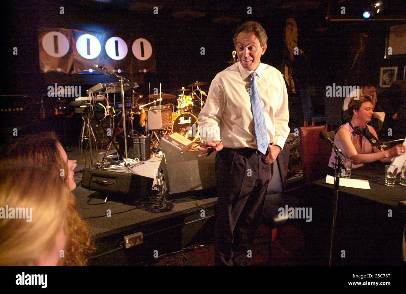 Il primo ministro Tony Blair si trova di fronte a un pubblico di giovani elettori del Jazz club di Ronnie Scott a Birmingham, mentre è sulla pista della campagna elettorale generale. Foto Stock