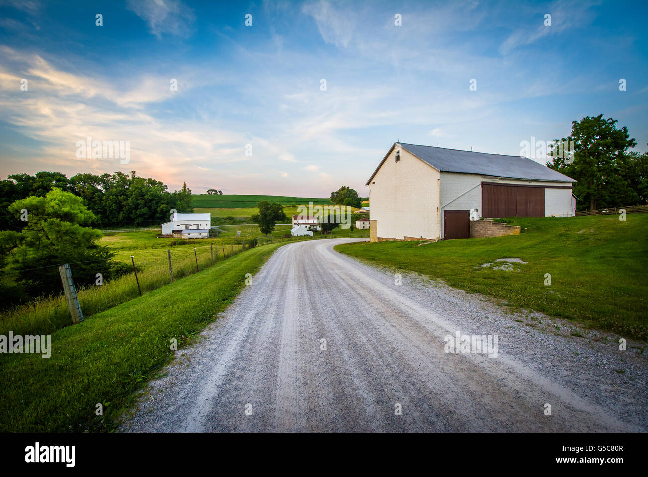 Fienile lungo una strada sterrata, vicino a Jefferson in rurale della contea di York, Pennsylvania. Foto Stock