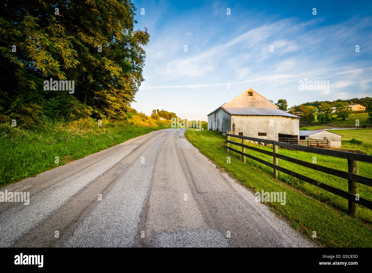 Fienile e una recinzione lungo una strada sterrata, vicino a Jefferson in rurale della contea di York, Pennsylvania. Foto Stock