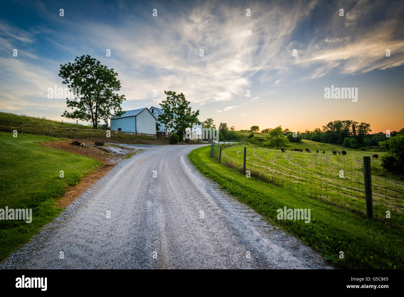 Strada sterrata e la fattoria al tramonto, vicino a Jefferson in rurale della contea di York, Pennsylvania. Foto Stock