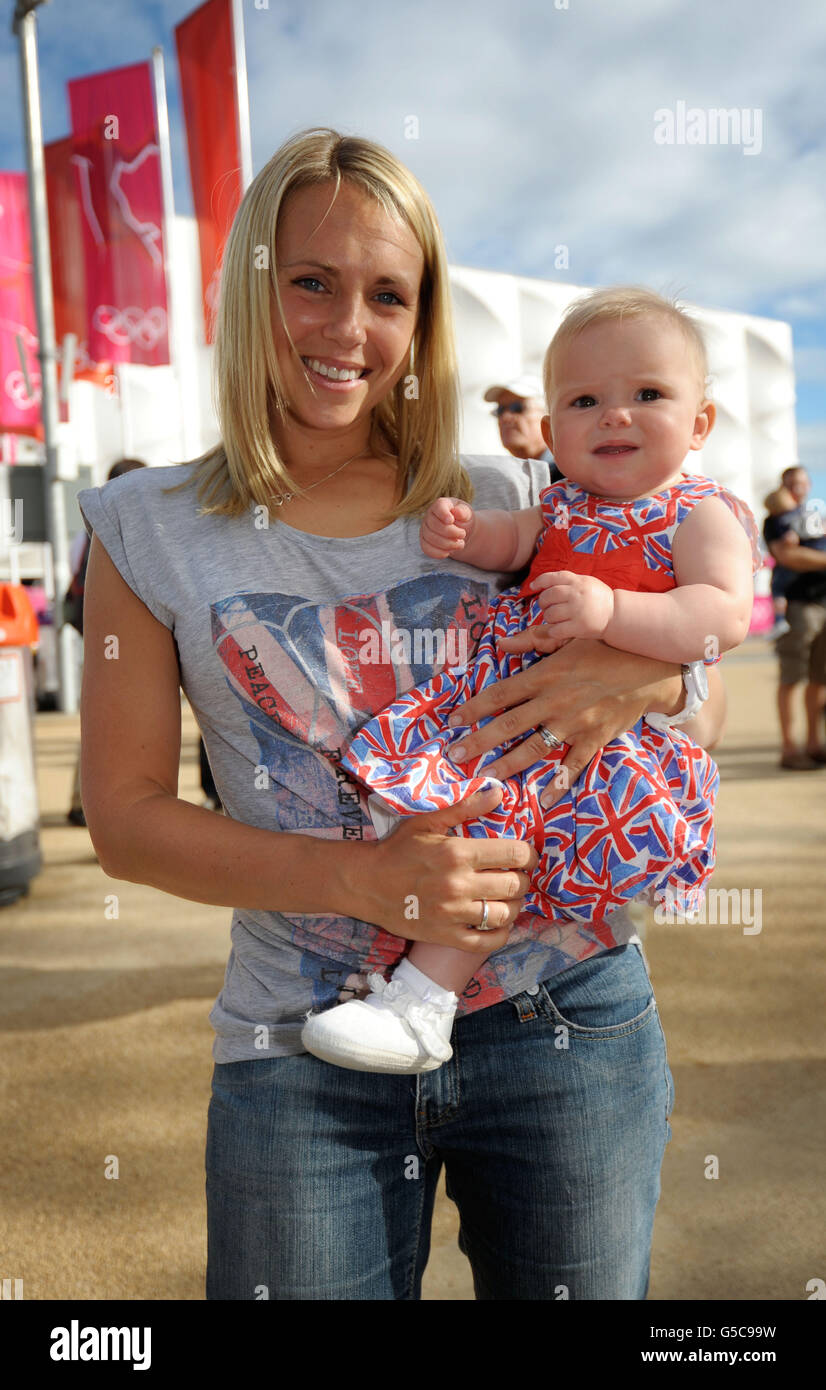 Faye Ley con la sua figlia di otto mesi Alexa fuori dalla Basketball Arena nel Parco Olimpico. Le madri che osservano le Olimpiadi dicono di essere alleviati sono state in grado di prendere i loro bambini dopo che gli organizzatori hanno fatto marcia indietro sui programmi per farli avere i loro propri biglietti. Foto Stock