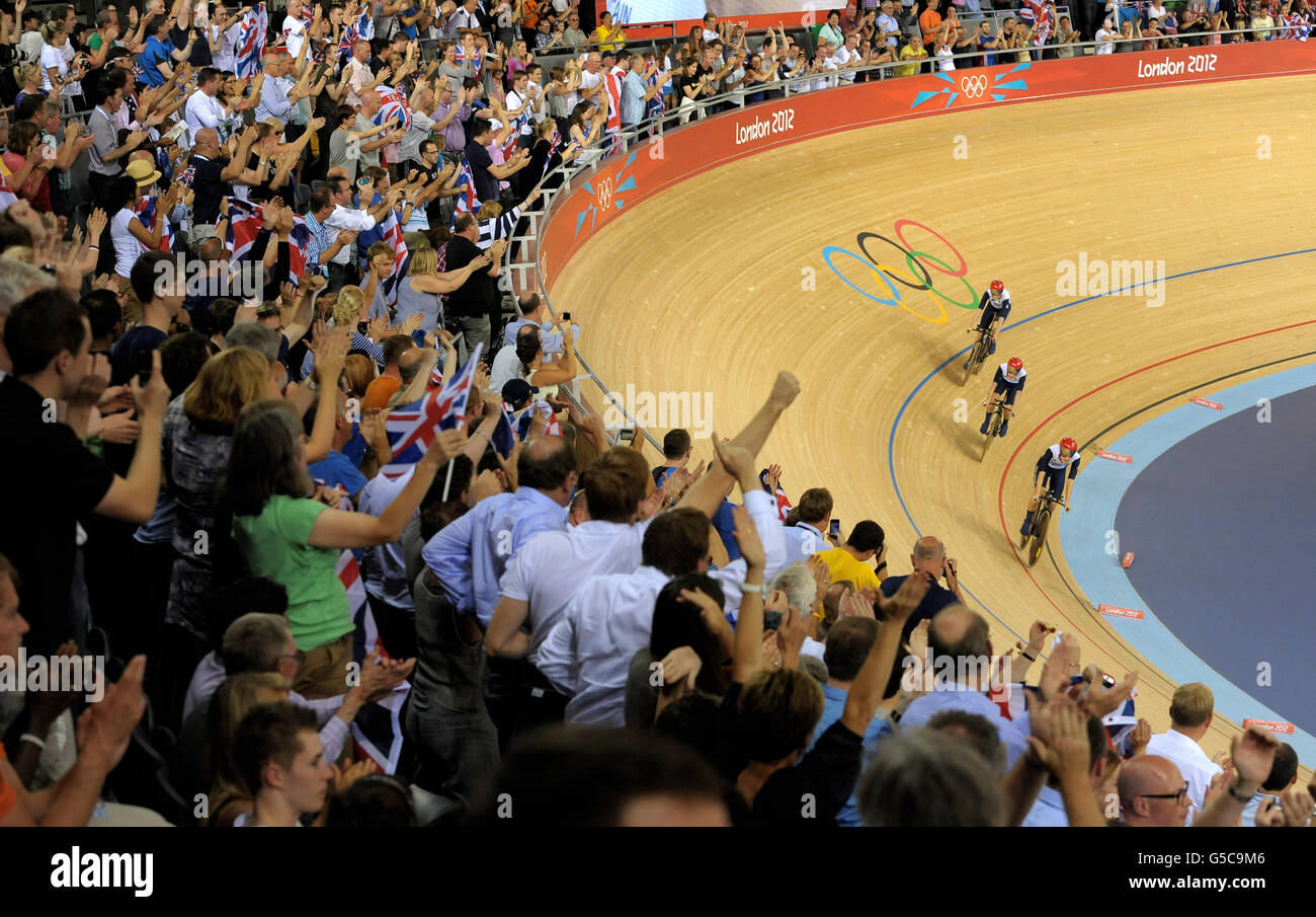 Dani King della Gran Bretagna, Laura Trott e Joanna Rowsell dopo aver registrato un nuovo record mondiale nella Women's Team Pursuit durante il settimo giorno dei Giochi Olimpici al Velodrome di Londra. Foto Stock