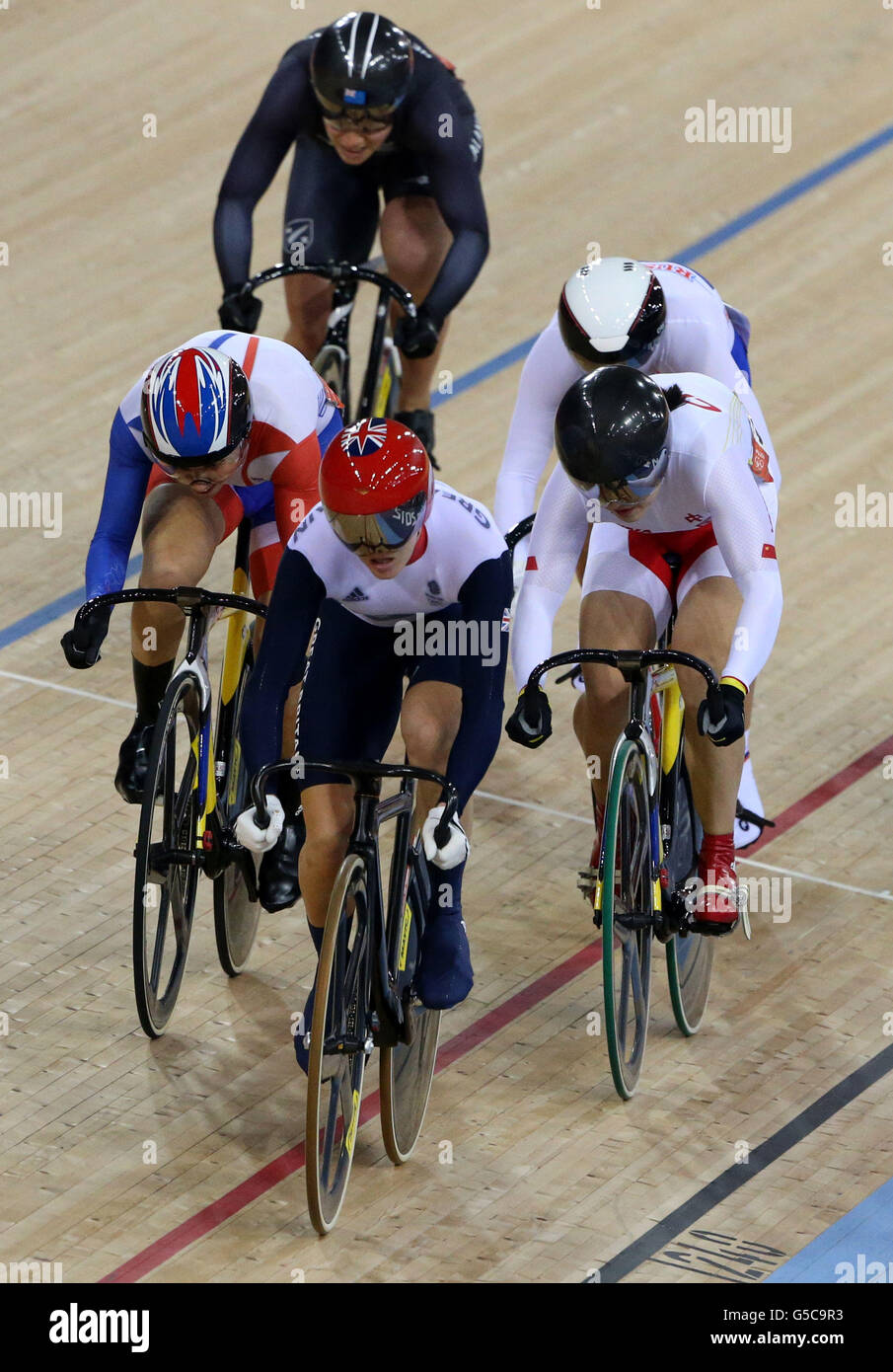 Il Victoria Pendleton della Gran Bretagna conduce nel secondo round del Women's Keirin al Velodrome nel Parco Olimpico, durante il giorno sette delle Olimpiadi di Londra del 2012. Foto Stock