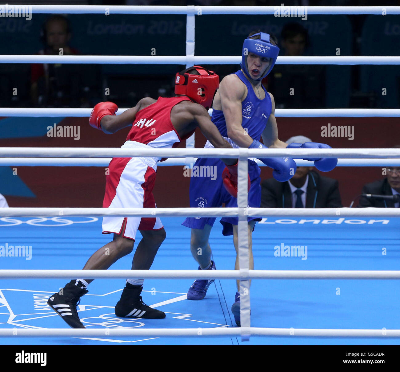 Il pugile irlandese Michael Conlan (a destra) in azione contro il duca del Ghana Michah durante la boxe Men's Fly di 52 kg all'Excel Arena durante il settimo giorno delle Olimpiadi di Londra del 2012. Foto Stock