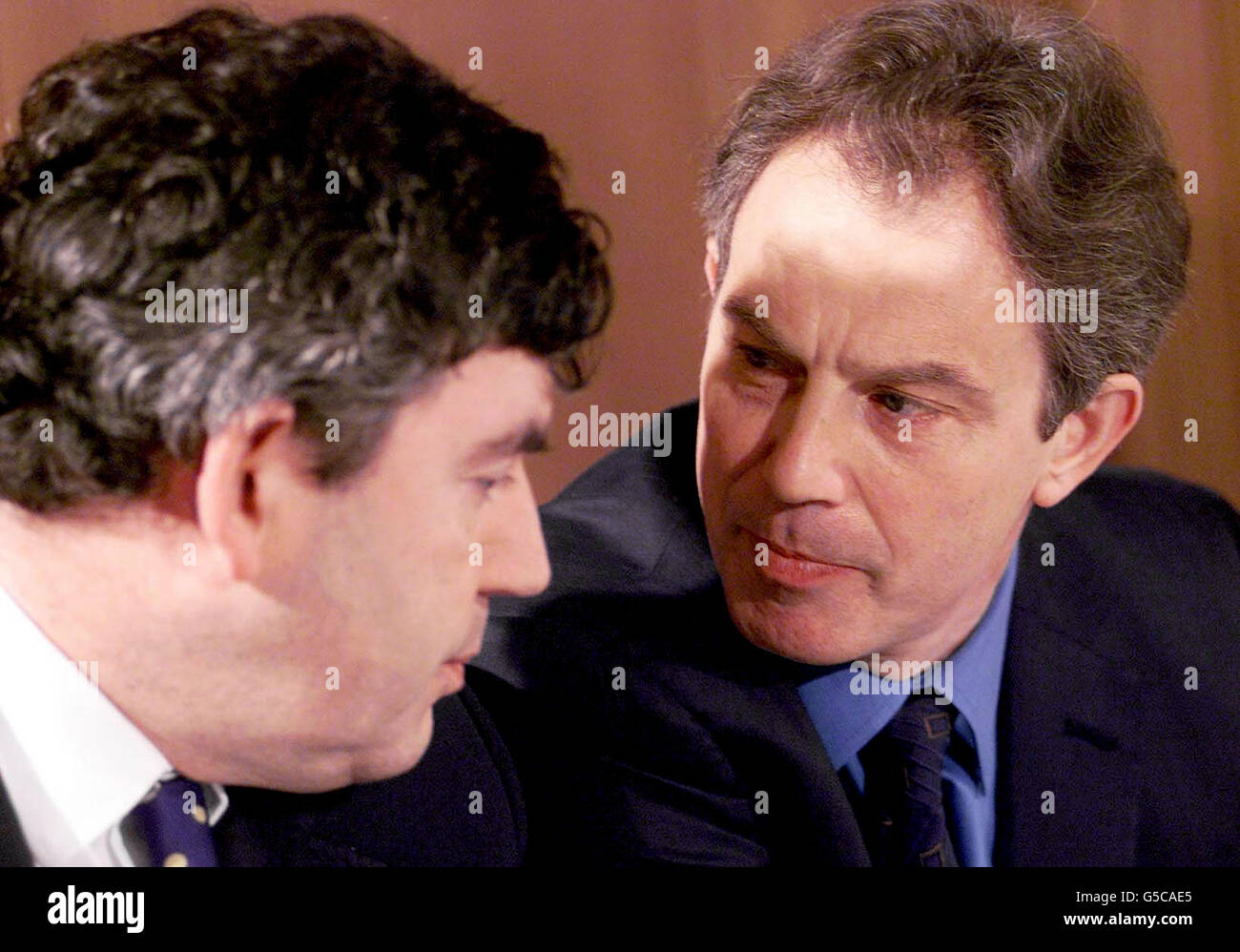 Il primo ministro britannico Tony Blair (destra) parla con il cancelliere Gordon Brown durante la presentazione dei piani per i conti di risparmio per i neonati che potrebbero accumulare più di 3,000 anni all'età di 18 anni per coloro che sono nati in famiglie a basso reddito. * il fondo fiduciario del bambino - soprannominato 'le obbligazioni del bambino' dai mezzi di comunicazione fanno parte dell'azionamento in corso del governo per sradicare la povertà del bambino - vedrebbe lo stato dare ai bambini più poveri un fondo fino a 500 alla nascita. Il fondo sarebbe completato con ulteriori pagamenti all'età di cinque, 11 e 16 anni per dare una dotazione massima di 800. Foto Stock