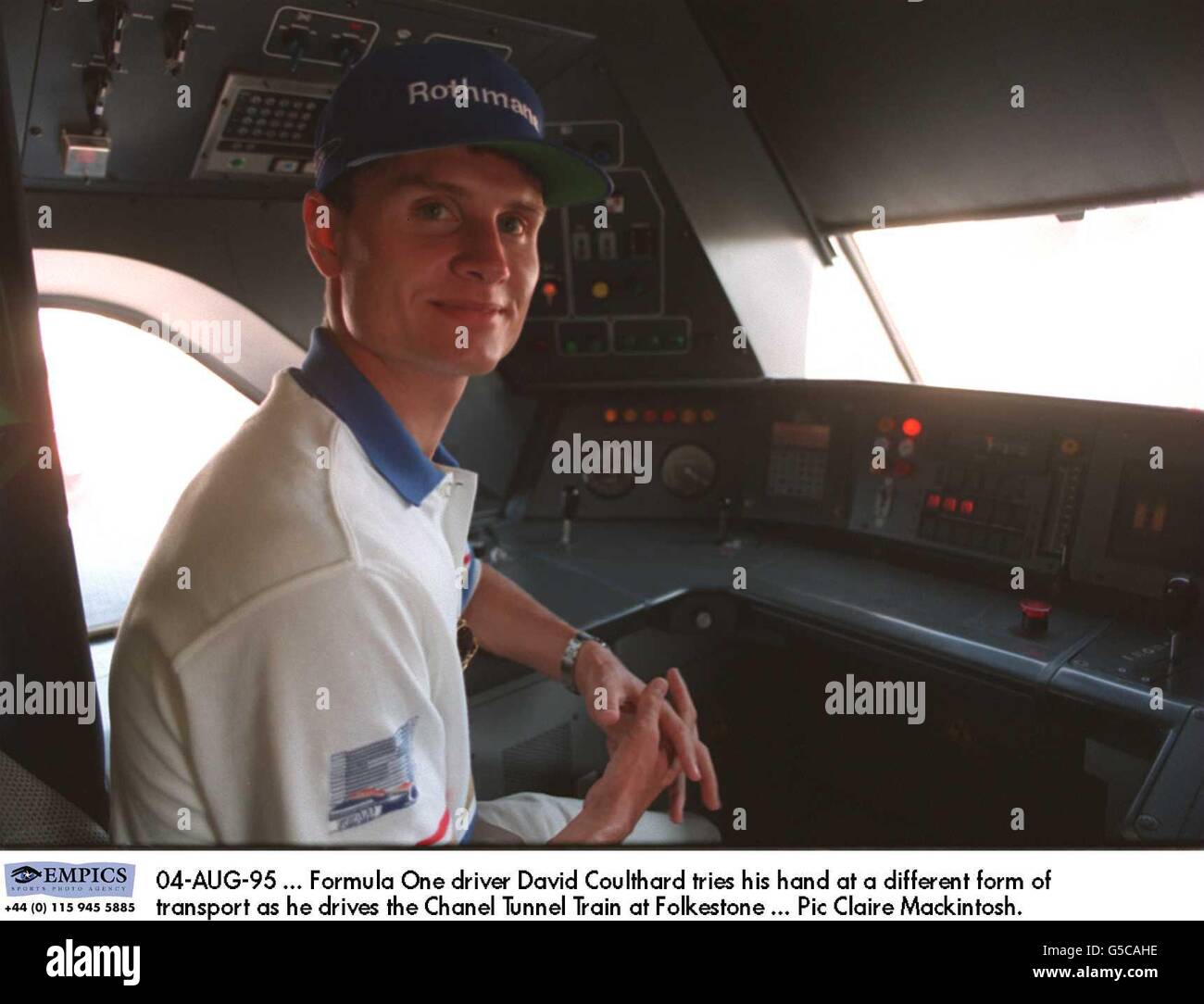 04-AUG-95 ... Formula uno driver David Coulthard prova la sua mano ad una forma differente di trasporto mentre guida il treno del tunnel sotto la Manica a Folkestone Foto Stock
