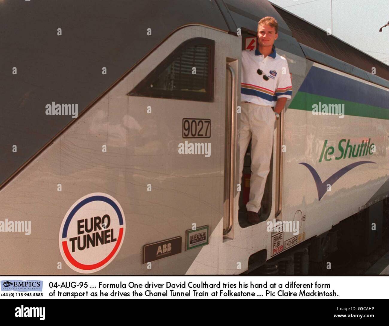 04-AUG-95 ... Il pilota della formula uno David Coulthard prova la sua mano ad una forma differente di trasporto mentre guida il treno del tunnel del Chanel a Folkestone Foto Stock