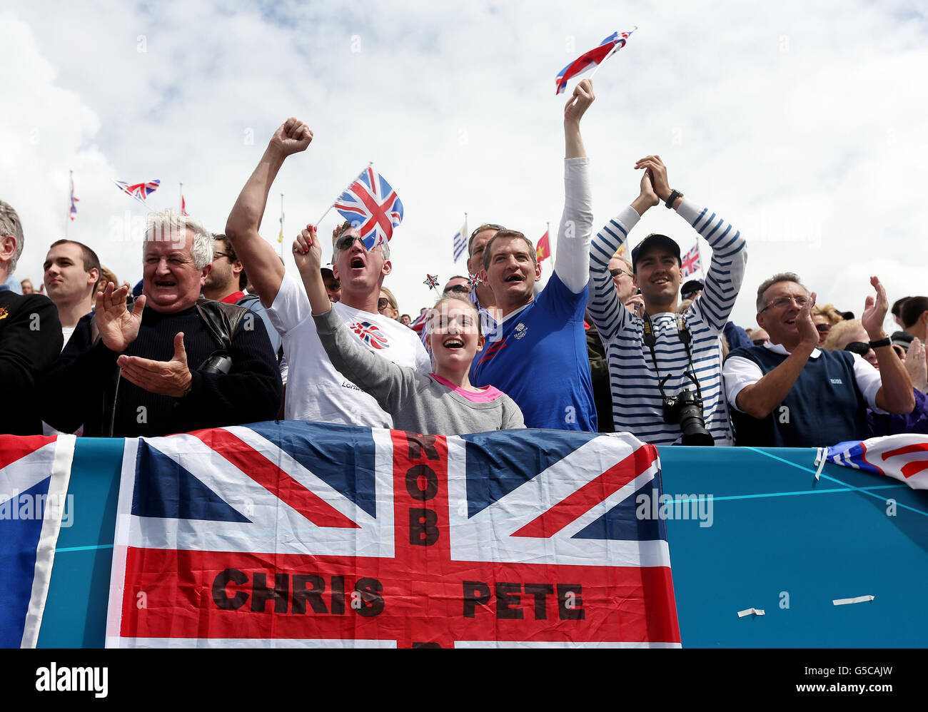 I fan della Gran Bretagna festeggiano nella folla mentre guardano la finale delle quattro uomini leggeri a Eton Dorney. Foto Stock