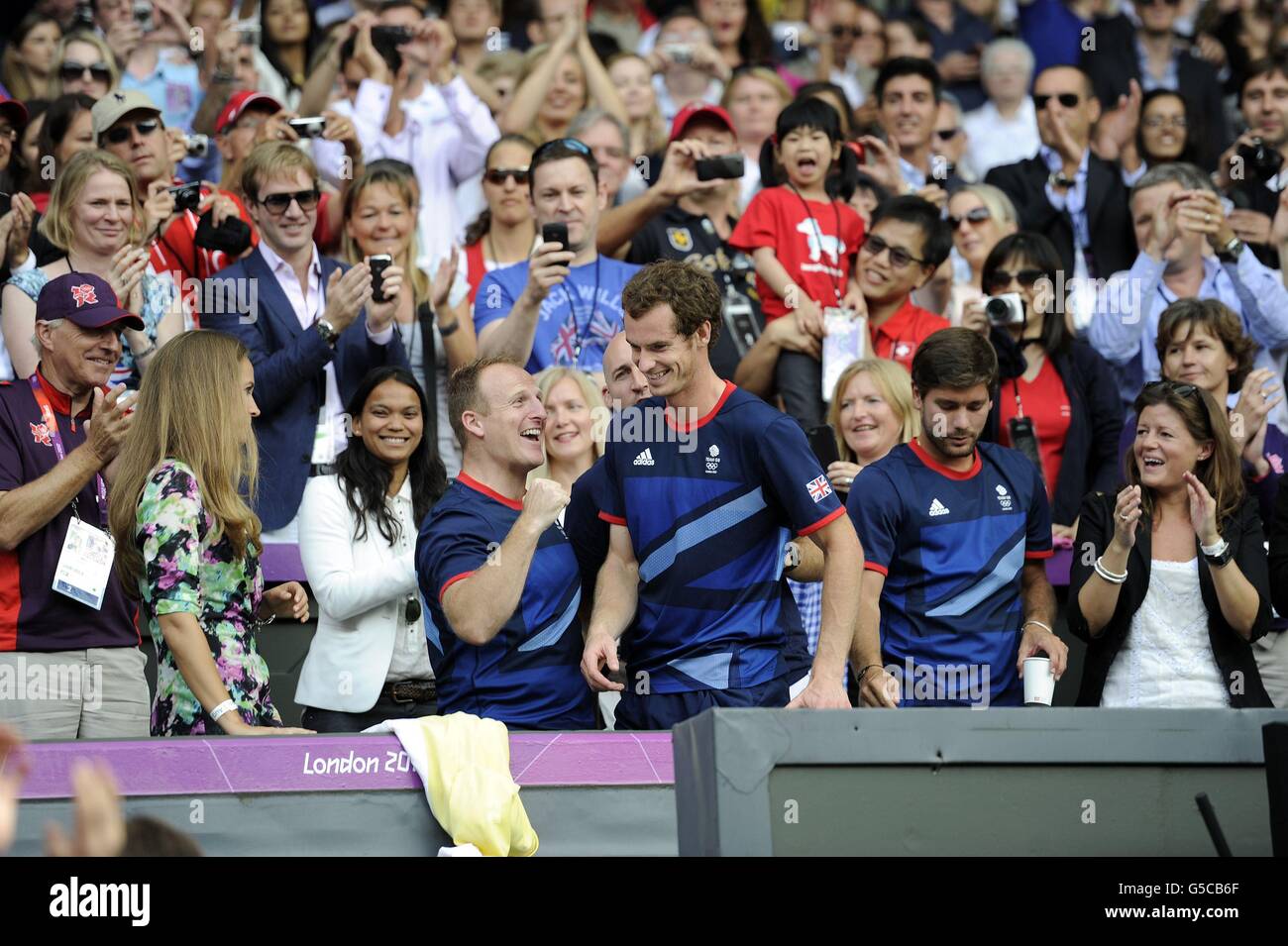 Andy Murray (centro) della Gran Bretagna dopo aver vinto la finale della partita maschile di Singles alla sala da tennis olimpica di Wimbledon. Foto Stock