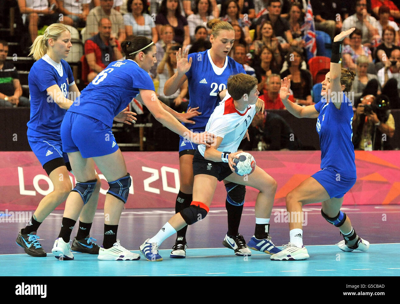 La Gran Bretagna Ewa Palies (centro) è sopraffannata durante un attacco della Croazia, durante la loro partita di pallamano alla Copper Box Arena, Londra durante il 9° giorno delle Olimpiadi di Londra del 2012. Foto Stock