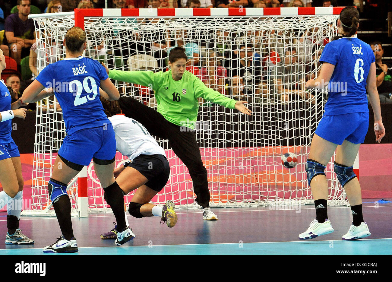 Gli Ewa Palies (in bianco) della Gran Bretagna segnano contro la Croazia, durante la loro partita di pallamano alla Copper Box Arena di Londra durante il nove° giorno delle Olimpiadi di Londra del 2012. Foto Stock