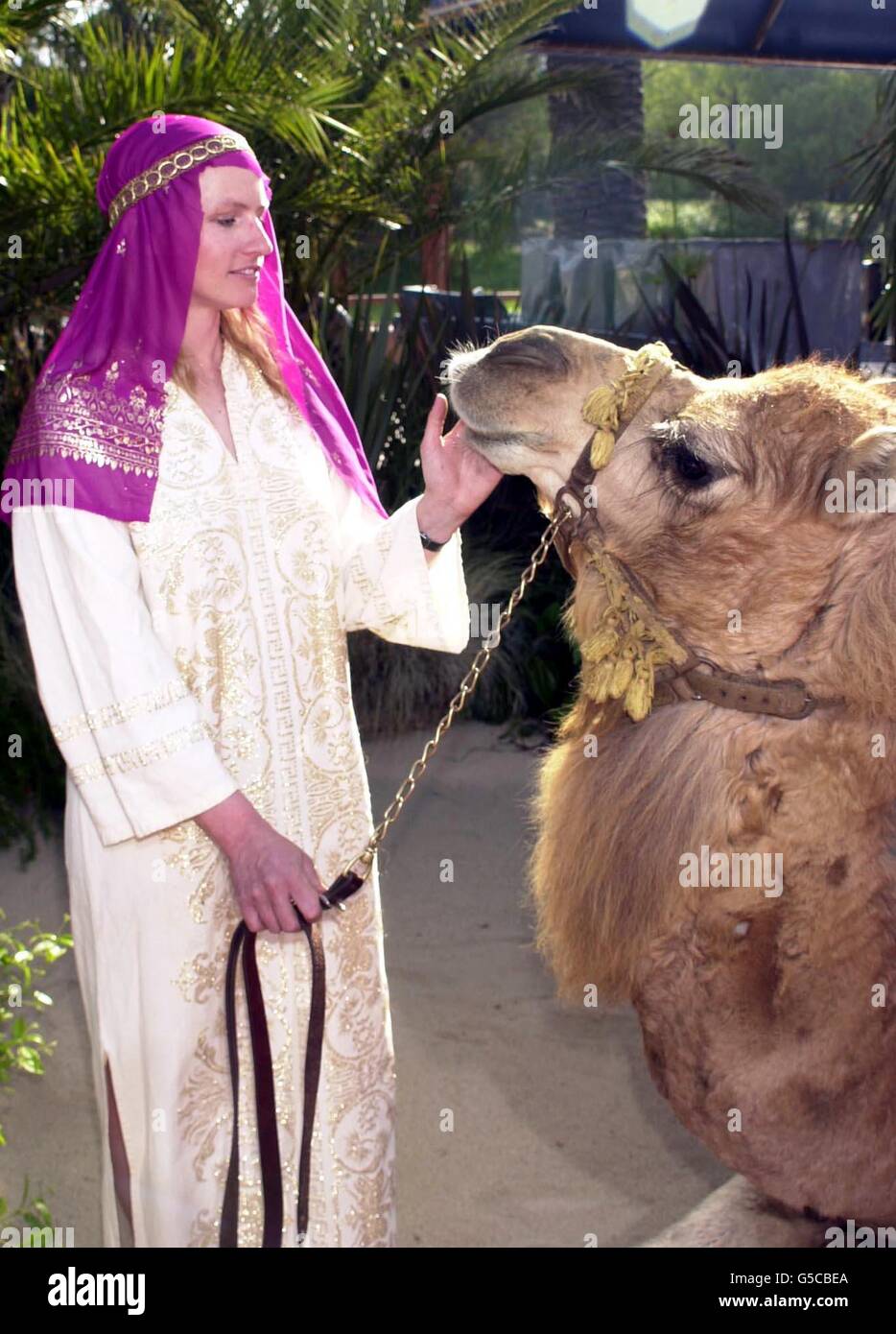 Una donna con un cammello al World Premiere del film The Mummy Returns all'Universal Amphitheatre, Universal Studios, Los Angeles. Foto Stock