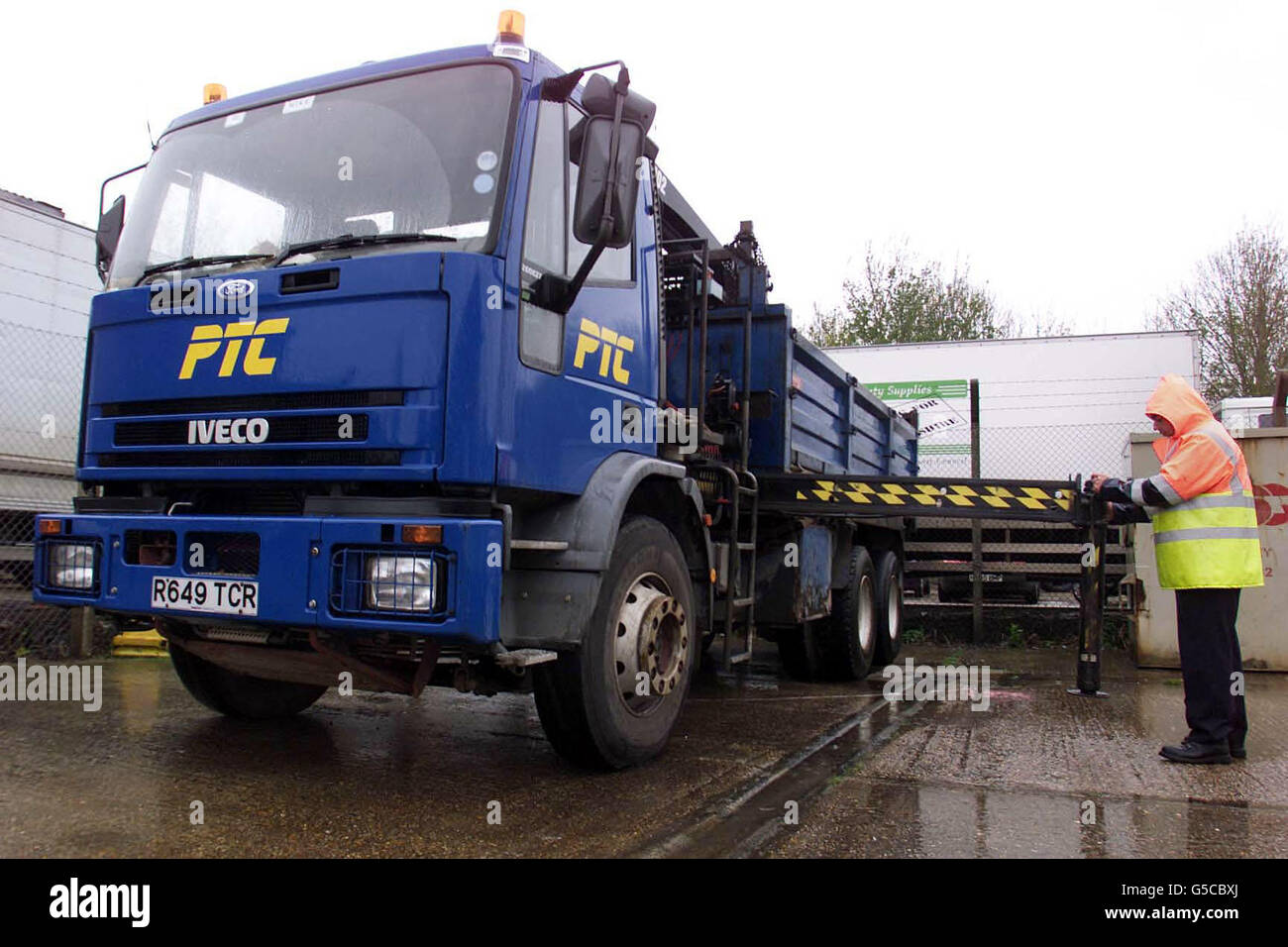 Un meccanico dimostra la gamba idraulica di supporto sul camion Iveco di Michael Marsh da 30 tonnellate, che ha abbattuto e ucciso Daniel Beveridge, 13 anni, mentre ha camminato a casa dalla Crafton School di Stubington, Hampshire, nel maggio 2000. *Daniel Beveridge fu 'scythed down' quando un braccio di metallo non sicuro usato per stabilizzare il veicolo volò fuori, Winchester Crown Court sentito. Il camionista, Marsh, di Hythe vicino Southampton, nega la morte di Daniele con una guida pericolosa. Foto Stock