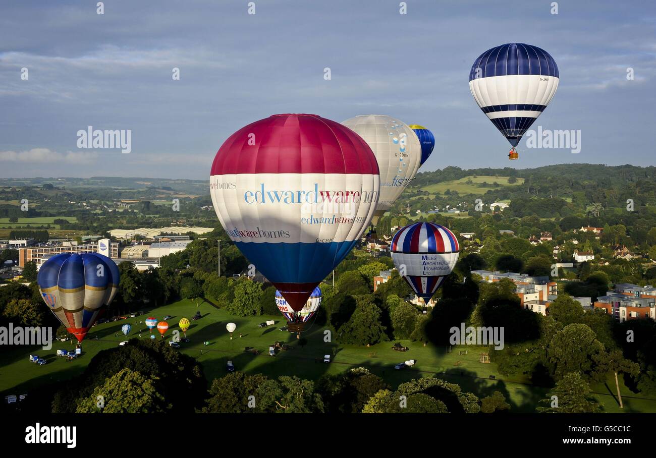 I mongolfiere decolla dal centro di Bristol la settimana che vedrà la 34esima edizione della fiera internazionale della mongolfiera di Bristol si svolgeranno presso l'Ashton Court Estate, mentre i mongolfiere provenienti da tutto il mondo si riuniscono in quello che è il più grande evento di mongolfiera in Europa. Foto Stock