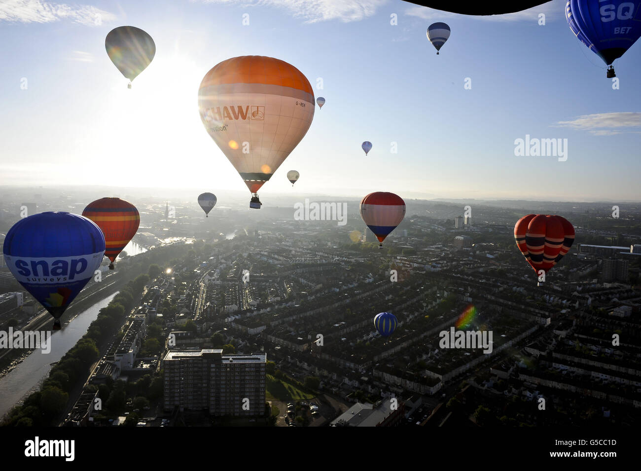 Le mongolfiere volano su Bristol la settimana che vedrà la 34esima edizione della fiera internazionale della mongolfiera di Bristol, che si terrà presso l'Ashton Court Estate, mentre i mongolfiere provenienti da tutto il mondo si riuniscono in quello che è il più grande evento di mongolfiera in Europa. Foto Stock
