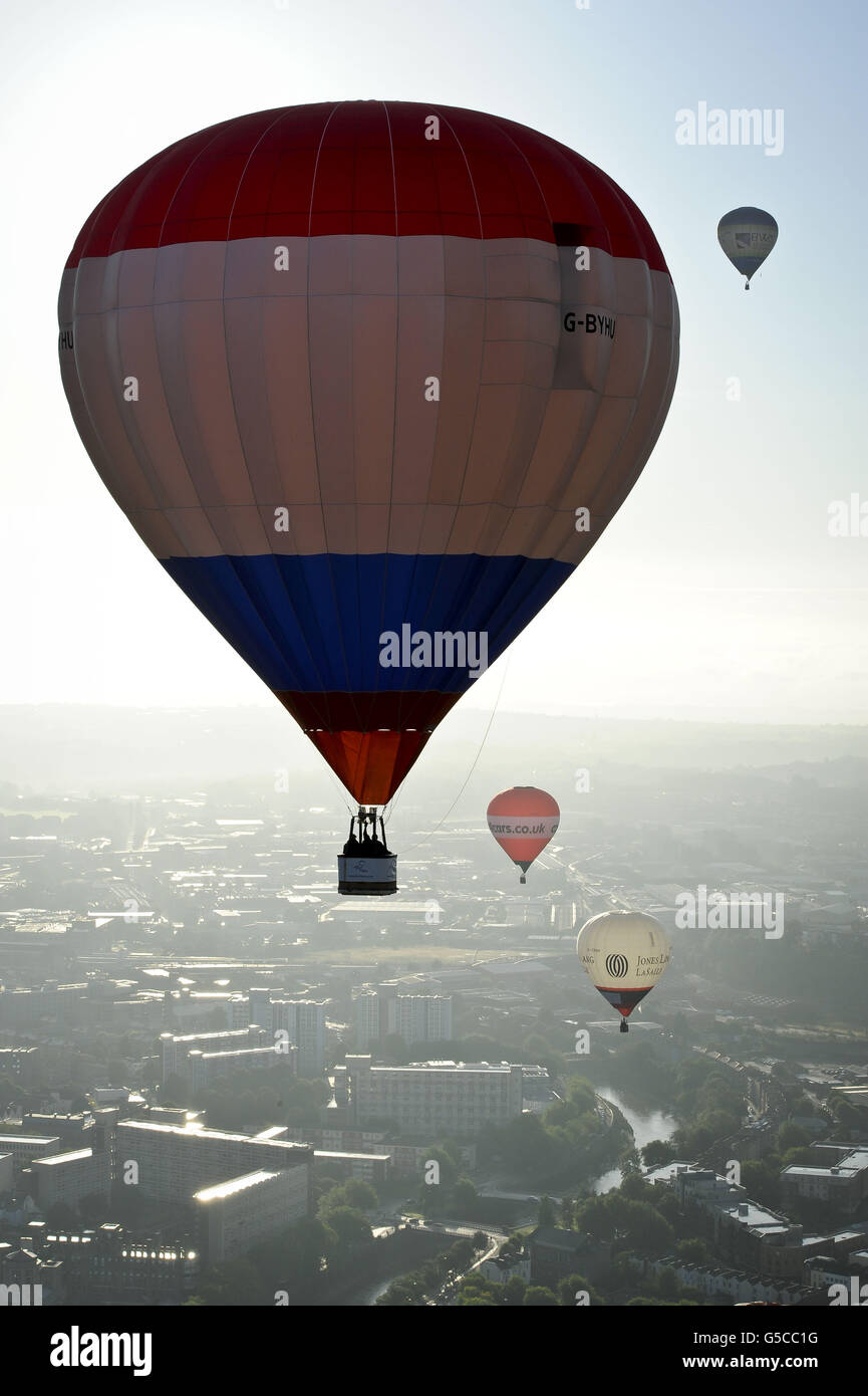 Le mongolfiere volano su Bristol la settimana che vedrà la 34esima edizione della fiera internazionale della mongolfiera di Bristol, che si terrà presso l'Ashton Court Estate, mentre i mongolfiere provenienti da tutto il mondo si riuniscono in quello che è il più grande evento di mongolfiera in Europa. Foto Stock