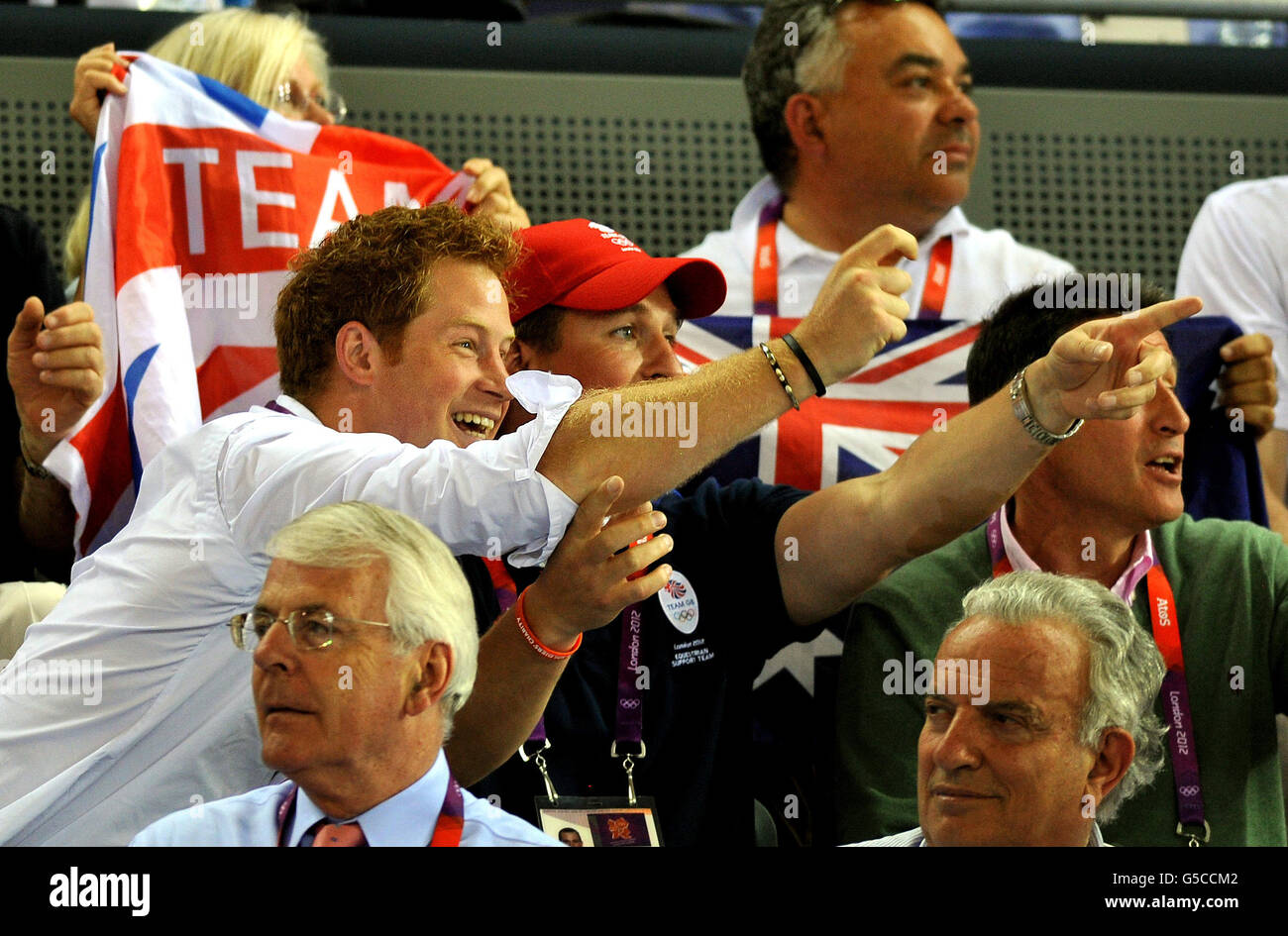 (Da sinistra a destra) il principe Harry con il cugino Peter Phillips e Lord Seb Coe (a destra), si acclamano su Laura Trott mentre guardano l'azione nel velodromo olimpico a Stratford a Londra est. Foto Stock