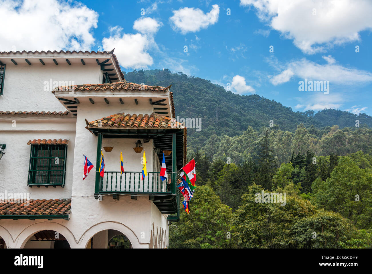 Bianco edificio in stile coloniale alla base di Monserrate Mountain a Bogotà, Colombia Foto Stock