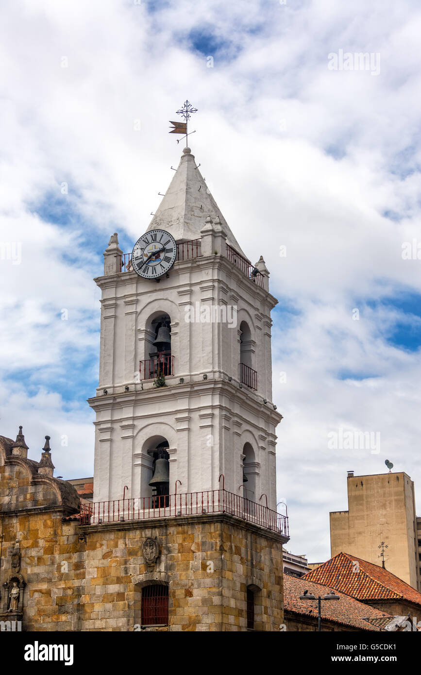 Vista verticale del campanile della chiesa di San Francisco nel centro di Bogotà, Colombia Foto Stock