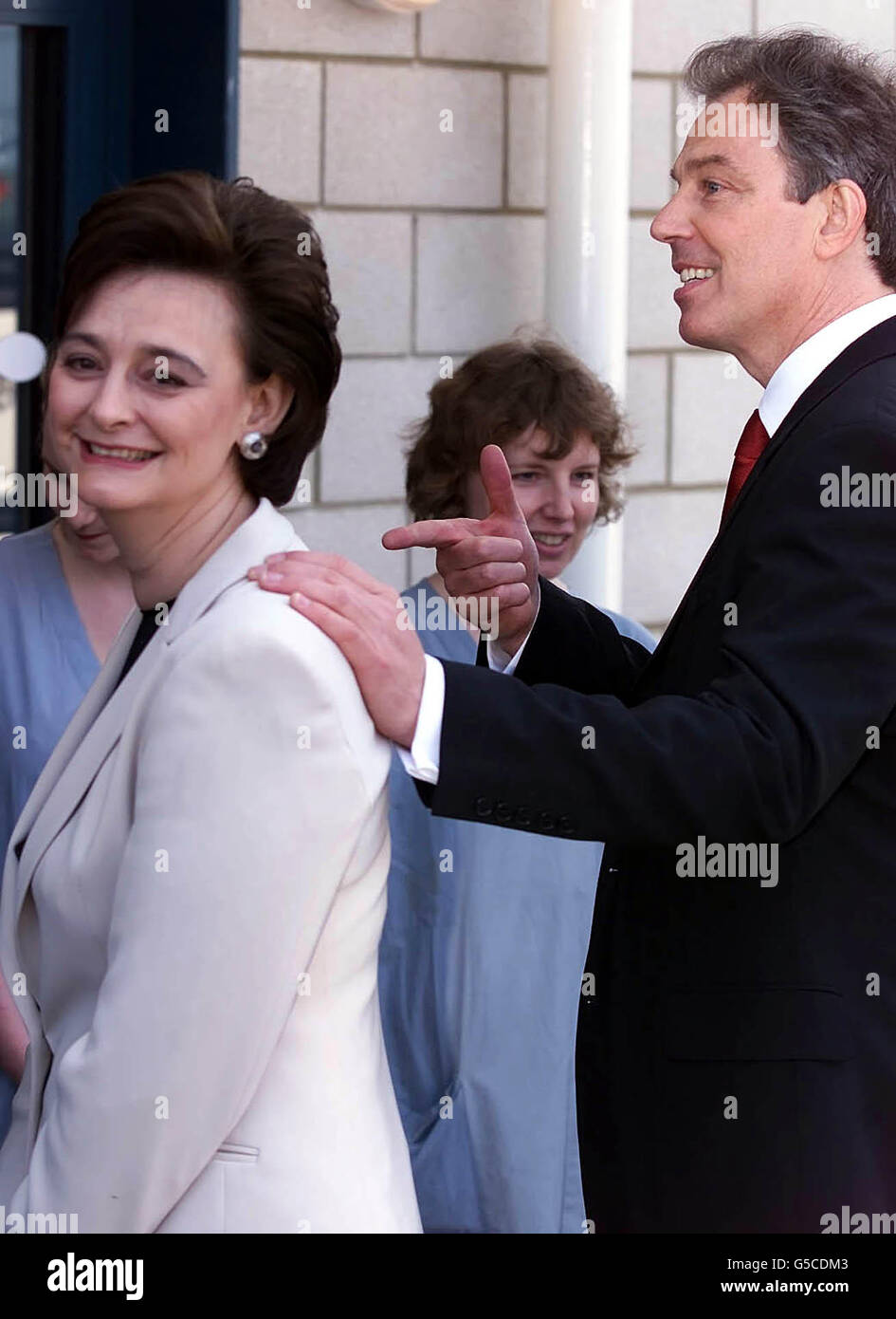 Il primo ministro britannico Tony Blair e sua moglie Cherie arrivano al Queen Elizabeth Hospital di Greenwich, a sud-est di Londra, mentre continua la campagna elettorale per le elezioni generali del 7 giugno. Foto Stock