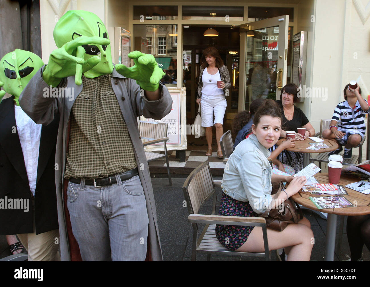 I Good Bad Extraterrestrials si esibiscono sul Royal Mile di Edimburgo prima dei loro spettacoli all'Edinburgh Fringe Festival. Foto Stock