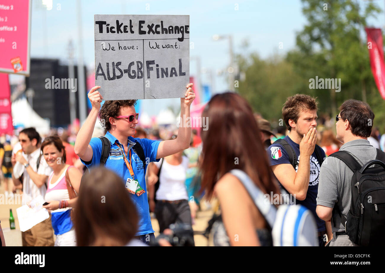 I tifosi tentano di scambiare i biglietti per la partita di hockey dei tonights all'Olympic Park di Londra. Foto Stock