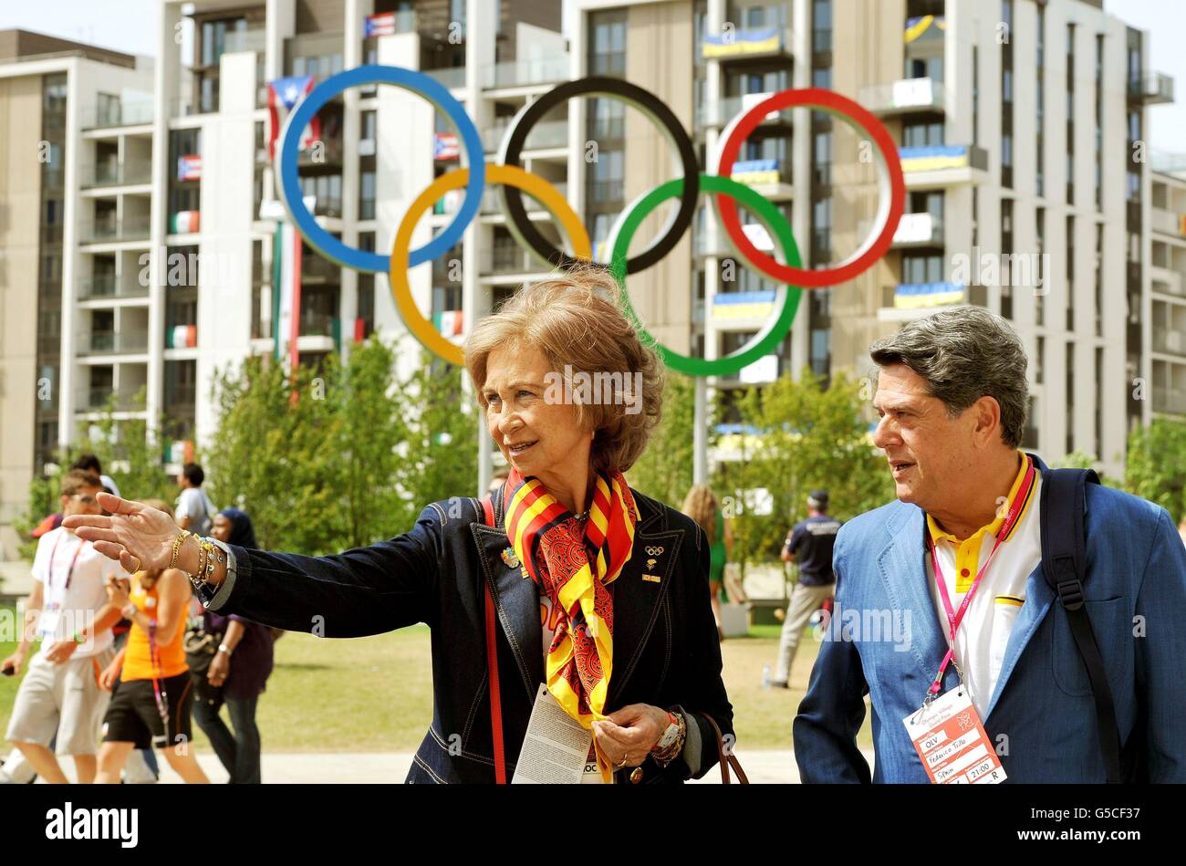 La regina Sofia di Spagna cammina con Federico Trillo l'ambasciatore spagnolo nel Regno Unito, attraverso il villaggio degli atleti olimpici, a Stratford, a est di Londra, durante un breve tour dove ha incontrato alcuni degli atleti. Foto Stock