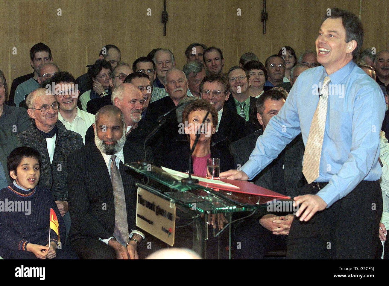Il primo Ministro Tony Blair ride durante una sessione di domande e risposte alla Kaim Hill Primary School di Aberdeen. Stava parlando dopo la sua prima campagna elettorale in Scozia, una visita che lo ha portato a due importanti marginali. * la sua visita in volo lo portò prima Inverness East, Nairn e Lochaber, che i laburisti vinsero dai liberal-democratici nel 1997, ma che ora è vulnerabile al SNP, e poi ad Aberdeen South, dove il laburista è vulnerabile ai lib Dems. Ha difeso la formula che determina la quota di spesa pubblica della Scozia, e ha detto che non aveva piani per cambiarla. Foto Stock