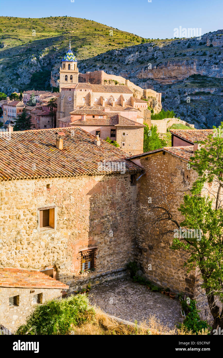 Il campanile della cattedrale di San Salvador spicca tra i tetti di Albarracin edifici. Albarracin, Teruel, Aragón, Foto Stock