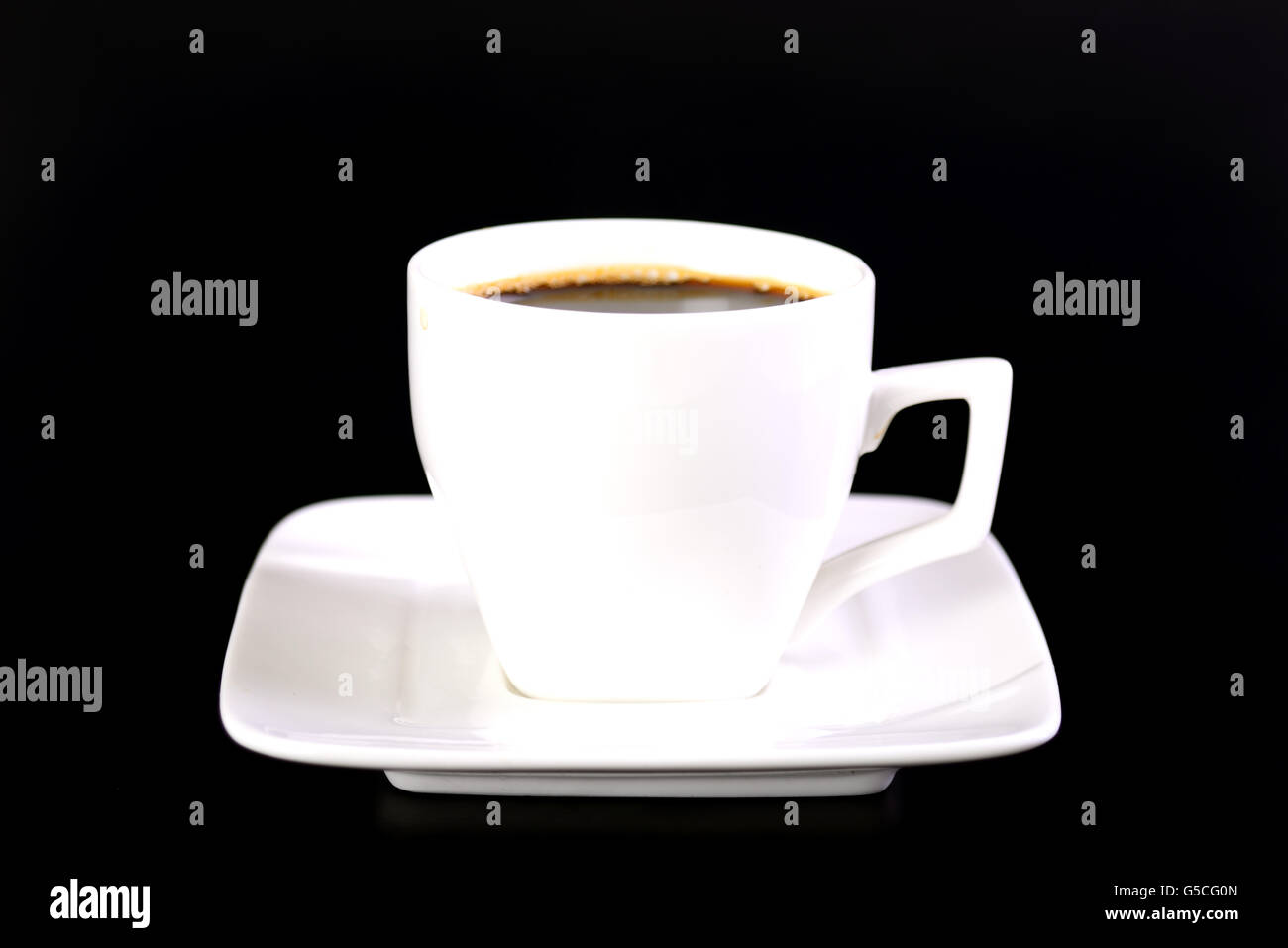 Tazza da caffè con piattino su sfondo nero Foto Stock