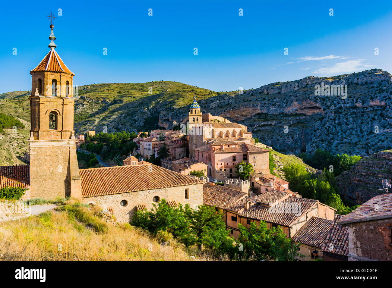 Chiesa di Santiago e sullo sfondo la Cattedrale di San Salvador. Albarracin, Teruel, Aragona, Spagna, Europa Foto Stock